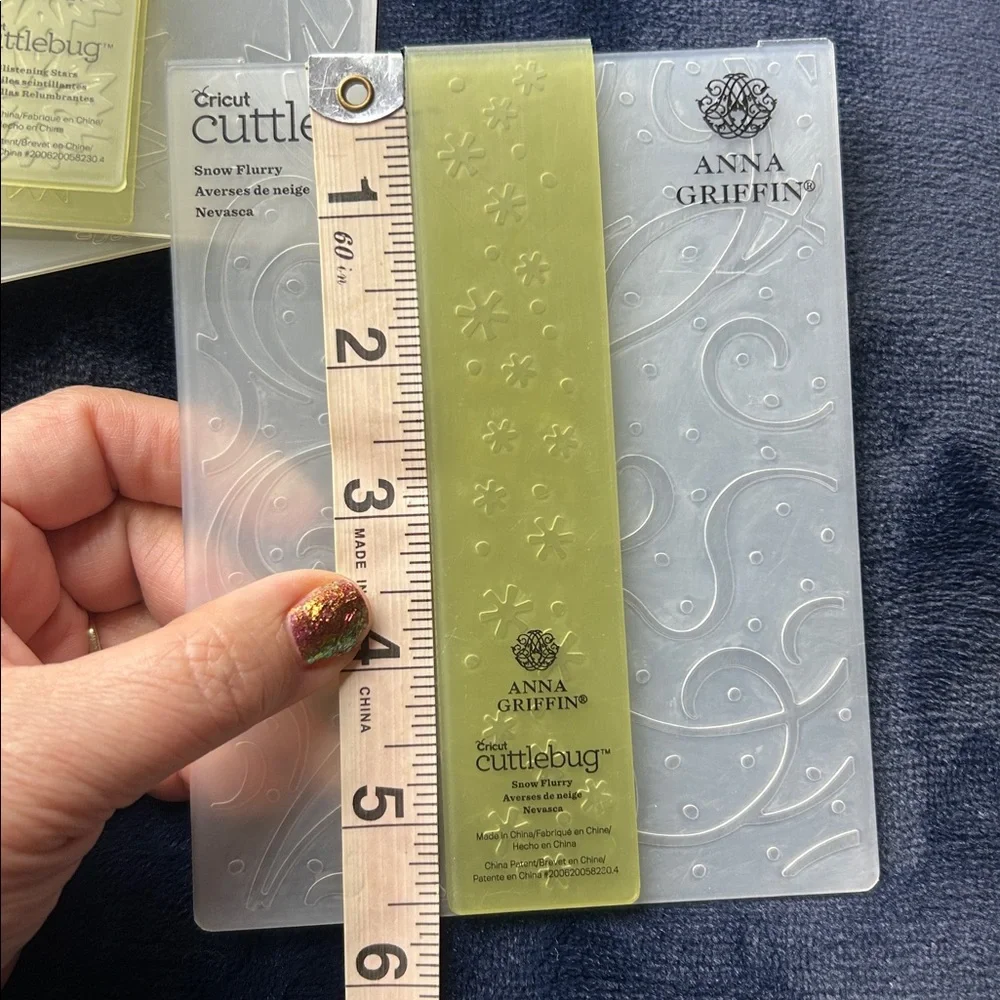 Like New Anna Griffin Cuttlebug Cricut Christmas Embossing Folders Set of 3 snow